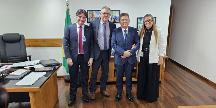 Em audiência com ministro, Murilo Galdino pede prioridade para conclusão da Adutora do Pajeú