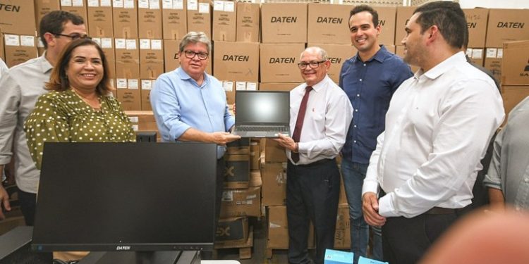 João entrega mais de R$ 14 milhões em equipamentos para modernizar a rede de saúde do Estado