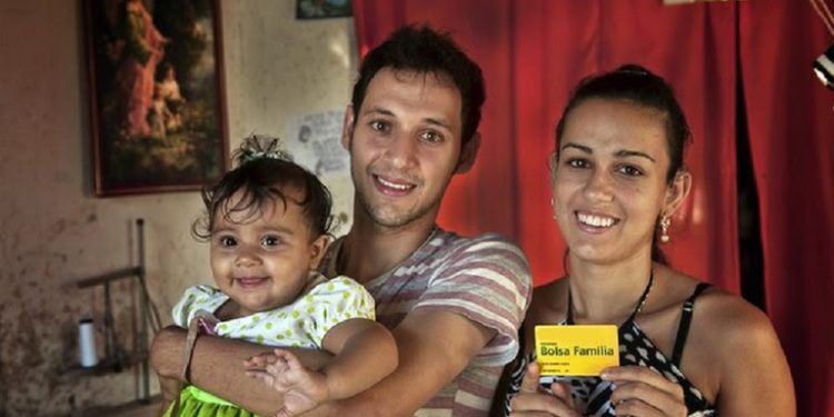 Bolsa Família é recriado com mínimo de R$ 600 por família e mais R$ 150 por criança de até 6 anos