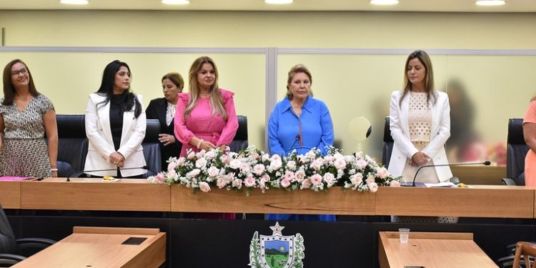 Primeira-dama é homenageada na ALPB e ressalta conquistas femininas