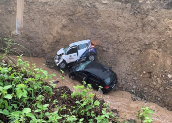 Cratera aberta em rodovia “engole” carros e deixa 7 pessoas feridas