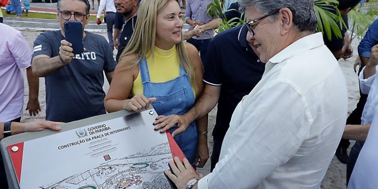 João inaugura Praça em Intermares e cria novo espaço para práticas esportivas e lazer