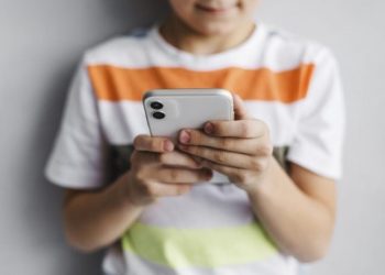 Criança morre após sofrer choque enquanto usava celular ligado na tomada