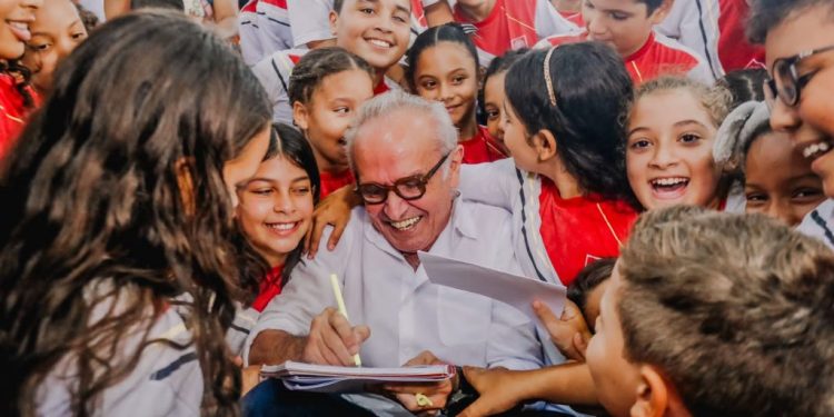 Em Mangabeira, Cícero entrega 16ª unidade educacional reestruturada pela gestão