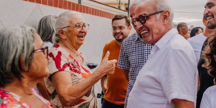 Cícero Lucena entrega quatro ruas pavimentadas no João Paulo II