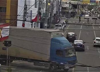 VÍDEO: Câmeras de Monitoramento flagram imprudência gravíssima de motorista de caminhão, em Patos