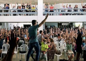 Professores de Campina Grande entram em greve por tempo indeterminado