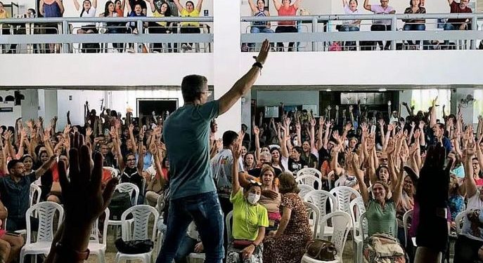 Professores de Campina Grande entram em greve por tempo indeterminado