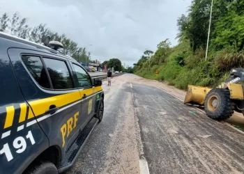 Chuvas provocam deslizamento de barreira e alagamento de ruas na Capital; saiba onde