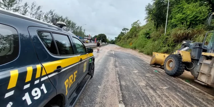 Chuvas provocam deslizamento de barreira e alagamento de ruas na Capital; saiba onde