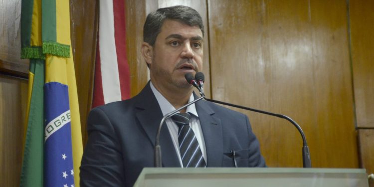 Dinho lamenta morte de Manoel Júnior e critica posse às pressas de atual prefeito de Pedras de Fogo