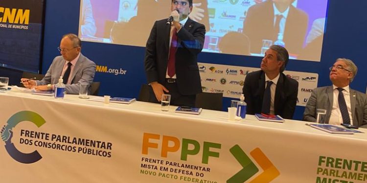 Murilo Galdino participa de reunião de lançamento das Frentes Parlamentares e  Conselho Político da CNM