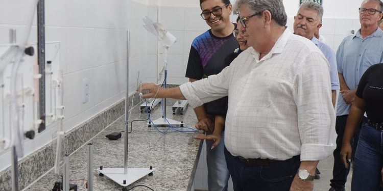 João entrega travessias urbanas, sistema de abastecimento de água e reformas de escolas em Cuité, Sossego e Cubati