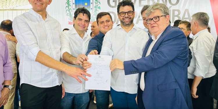 Murilo Galdino participa da entrega de ônibus escolares do Governo do Estado