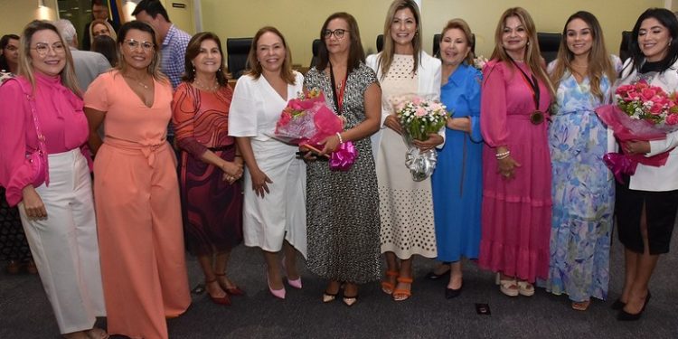 Primeira-dama é homenageada na ALPB e ressalta conquistas femininas