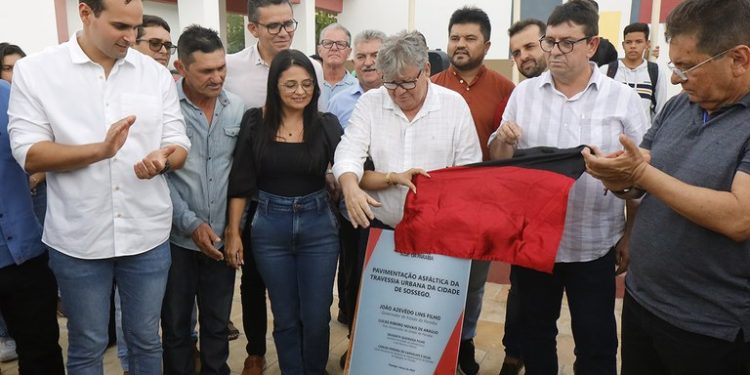 João entrega travessias urbanas, sistema de abastecimento de água e reformas de escolas em Cuité, Sossego e Cubati