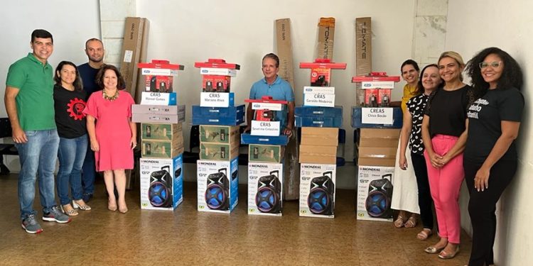 Prefeitura de Patos entrega veículo para o Bolsa Família e equipamentos para CRAS e CREAS