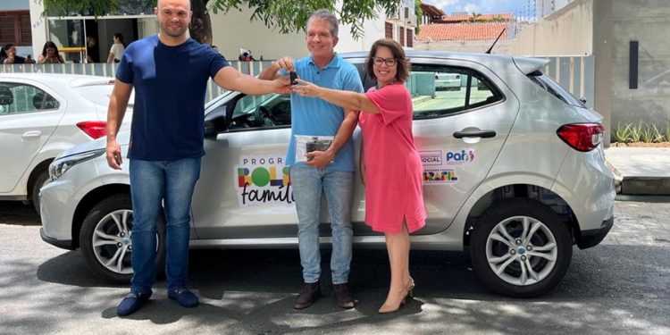 Prefeitura de Patos entrega veículo para o Bolsa Família e equipamentos para CRAS e CREAS