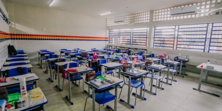 Em Mangabeira, Cícero entrega 16ª unidade educacional reestruturada pela gestão