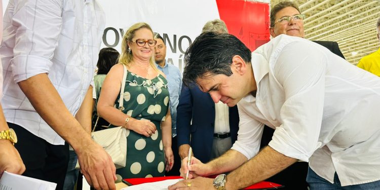 Murilo Galdino participa da entrega de ônibus escolares do Governo do Estado