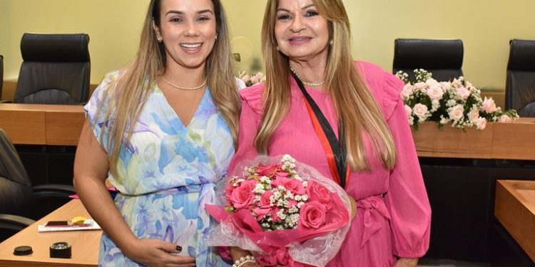 Primeira-dama é homenageada na ALPB e ressalta conquistas femininas