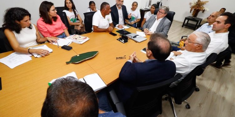 João recebe representantes do MAB e discute andamento do Projeto Agrovila Águas de Acauã