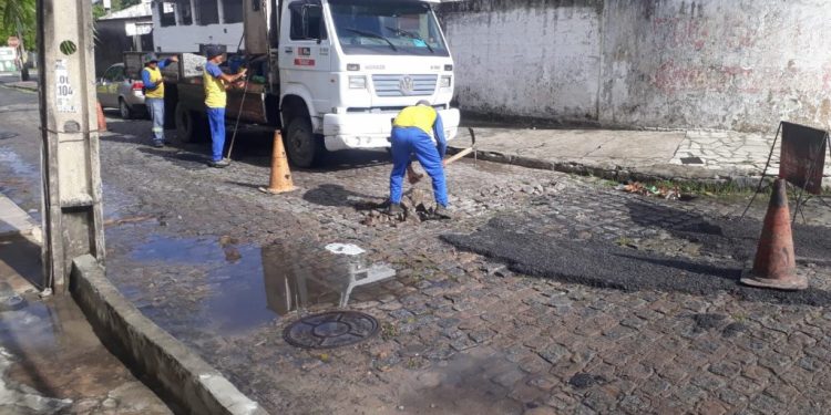 Seinfra inicia semana com Operação Tapa-Buraco e manutenção de galerias e iluminação pública