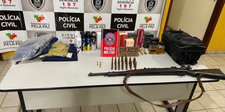 Operação conjunta apreende fuzil, munições e recupera produtos roubados, no Sertão paraibano