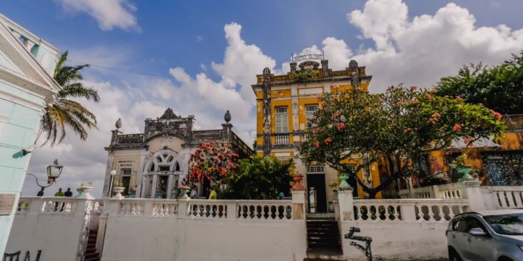 Cícero Lucena autoriza obras de manutenção do Hotel Globo