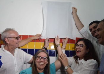 Prefeito de JP entrega obras de reestruturação de escola no Alto do Mateus