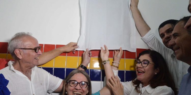 Prefeito de JP entrega obras de reestruturação de escola no Alto do Mateus