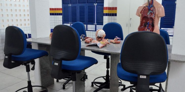 Prefeito de JP entrega obras de reestruturação de escola no Alto do Mateus