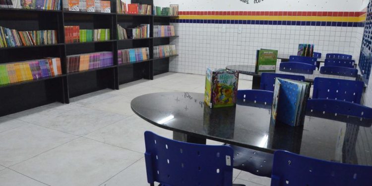 Prefeito de JP entrega obras de reestruturação de escola no Alto do Mateus