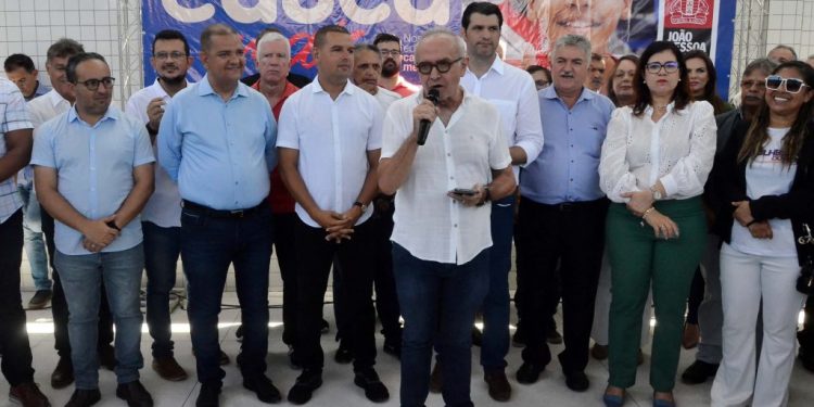 Prefeito de JP entrega obras de reestruturação de escola no Alto do Mateus