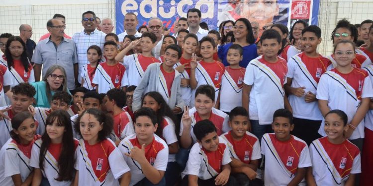 Prefeito de JP entrega obras de reestruturação de escola no Alto do Mateus
