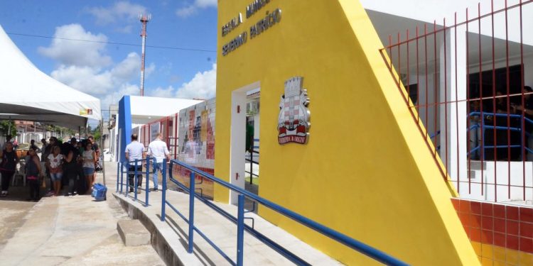 Prefeito de JP entrega obras de reestruturação de escola no Alto do Mateus