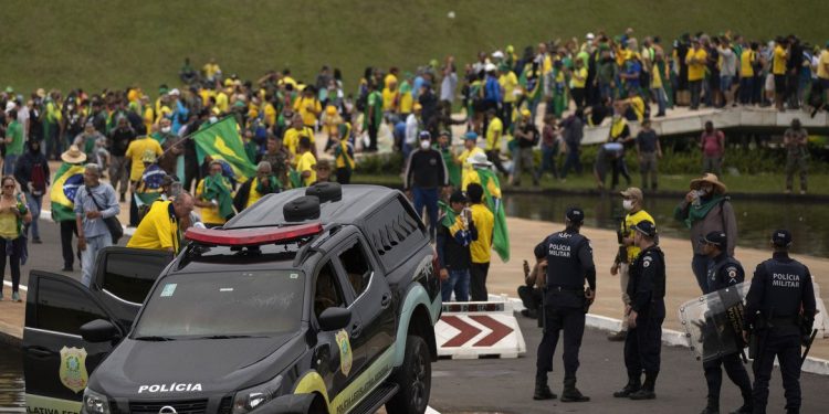 Moraes liberta mais 130 pessoas presas por atos golpistas de janeiro