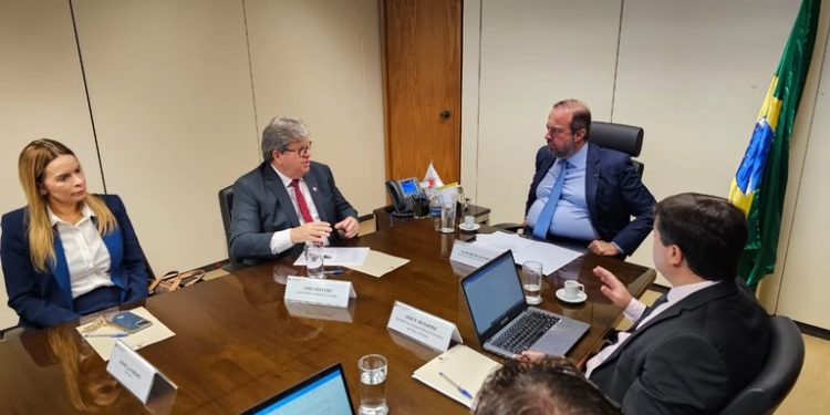 João pede a ministro de Minas e Energia investimentos para ampliação de projetos de energias renováveis