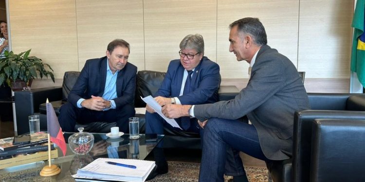 Em Brasília, João Azevêdo se reúne com ministro Waldez Góes e solicita investimentos em infraestrutura hídrica para a Paraíba