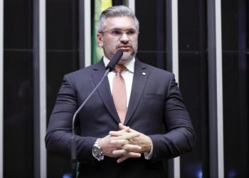 Paraibano está entre os 10 parlamentares que mais gastaram com autopromoção após eleições