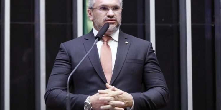Paraibano está entre os 10 parlamentares que mais gastaram com autopromoção após eleições