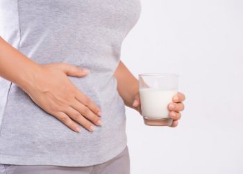 Intolerância à lactose e alergia à proteína do leite são diferentes: entenda e saiba conviver