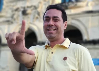 Assessor denuncia que prefeito de Lucena usou carros da prefeitura para levar cidadãos para alistamento eleitoral