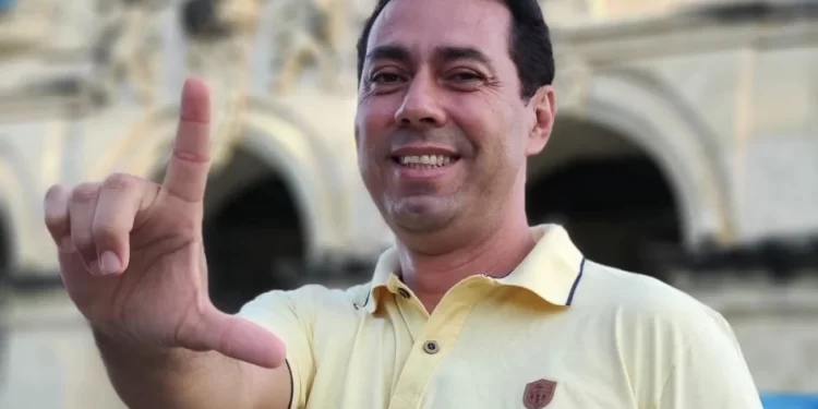 Assessor denuncia que prefeito de Lucena usou carros da prefeitura para levar cidadãos para alistamento eleitoral