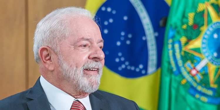 Lula visita a China com delegação recorde de empresários