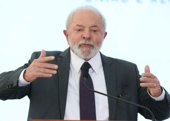 Lula é diagnosticado com pneumonia leve e adia viagem para a China