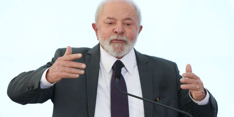 Lula é diagnosticado com pneumonia leve e adia viagem para a China