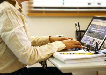 Pesquisa aponta – Maioria no ensino superior, o número de mulheres na empregabilidade formal subiu 18,2%