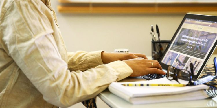 Pesquisa aponta – Maioria no ensino superior, o número de mulheres na empregabilidade formal subiu 18,2%