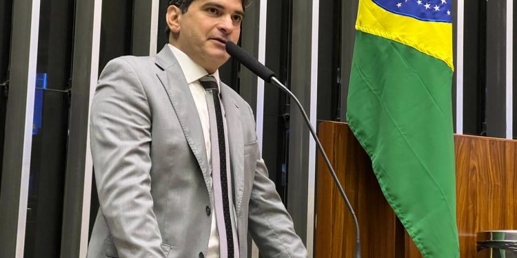 Murilo Galdino defende causa municipalista durante discurso na tribuna da Câmara Federal